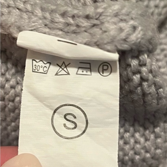 ⭐️3/$22⭐️ Women’s gray and white knit style heart sweater size small - Picture 6 of 6